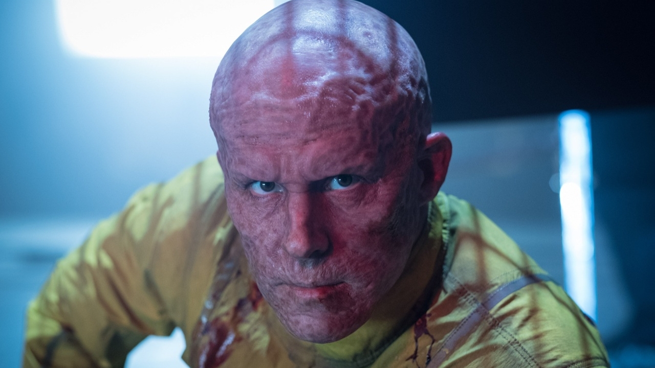 Ryan Reynolds poseert met twee Marvel-props en 'Deadpool'-fans worden helemaal gek