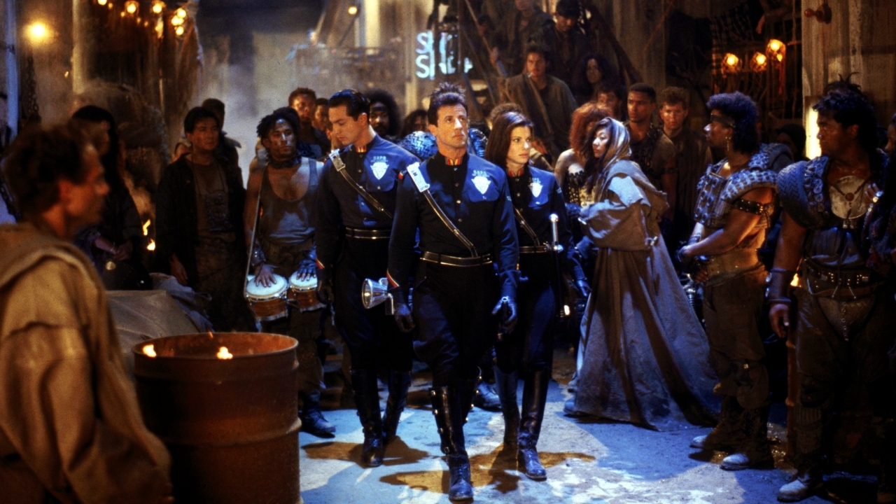 Deze bizarre cameo in 'Demolition Man' heb je ongetwijfeld gemist