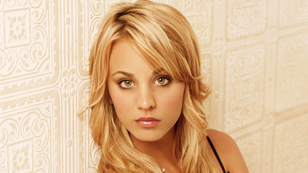 Van haar lekten privéfoto's en ze vond het "heel schokkend": de reactie van Kaley Cuoco ging het internet over