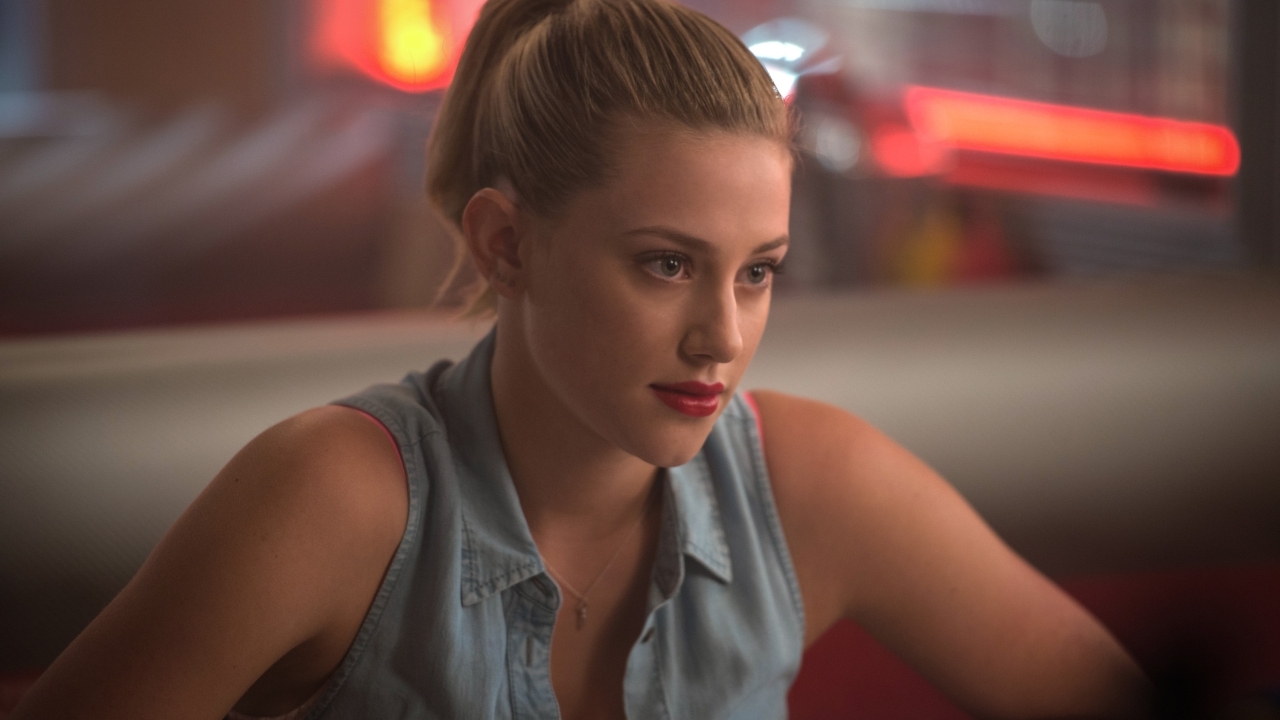 Lili Reinhart werd 'te dik' genoemd door regisseur: "Ik moest mijn buik intrekken"