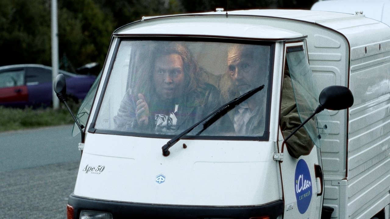 Met veel geweld verovert deze onverwacht leuke Nederkomedie de eerste plek op Prime Video