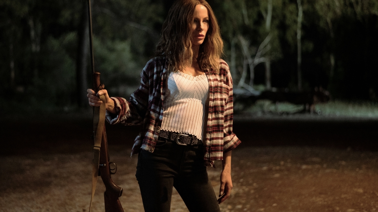 De zoon van Clint Eastwood bundelt krachten met Kate Beckinsale en samen veroveren ze Prime Video in 'Stolen Girl'