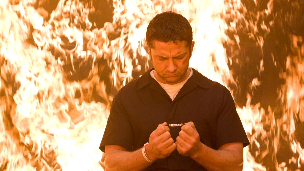 Actieheld Gerard Butler is een scherpschutter tijdens het WK Voetbal en waakt over 70.000 mensen