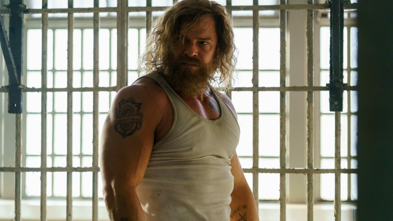 Film met slechts 5 zinnen? 'Reacher'-ster Alan Ritchson gaat compleet los als een wraakzuchtige gevangene