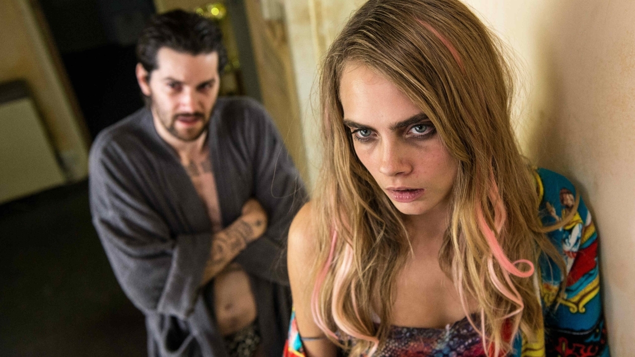 Cara Delevingne bevestigt geheime relatie met Amber Heard terwijl Johnny Depp "gek werd van jaloezie"