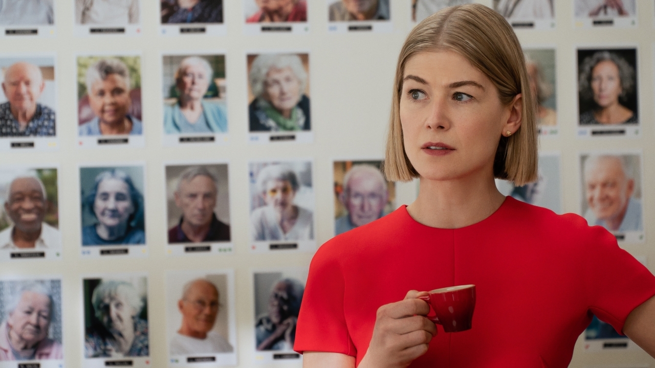Rosamund Pike onthult bizarre opmerkingen van Dustin Hoffman: "Bij ieder ander zeg je: rot op"