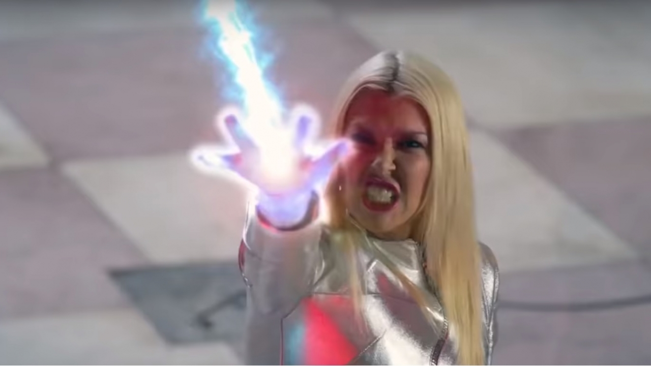 Tara Reid-klonen en draakhaaien in 'The Last Sharknado' trailer!