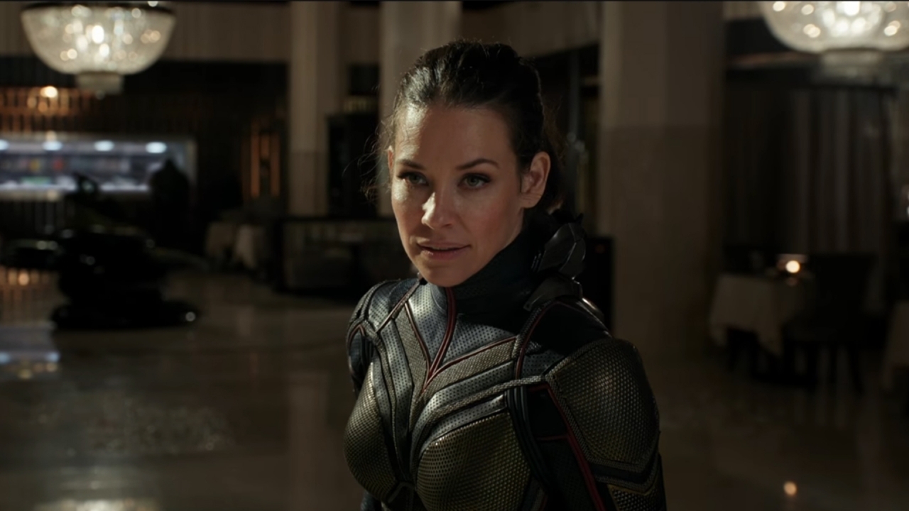 Evangeline Lilly traint in bikini op het strand voor nieuwe 'Ant-Man'-film (video)