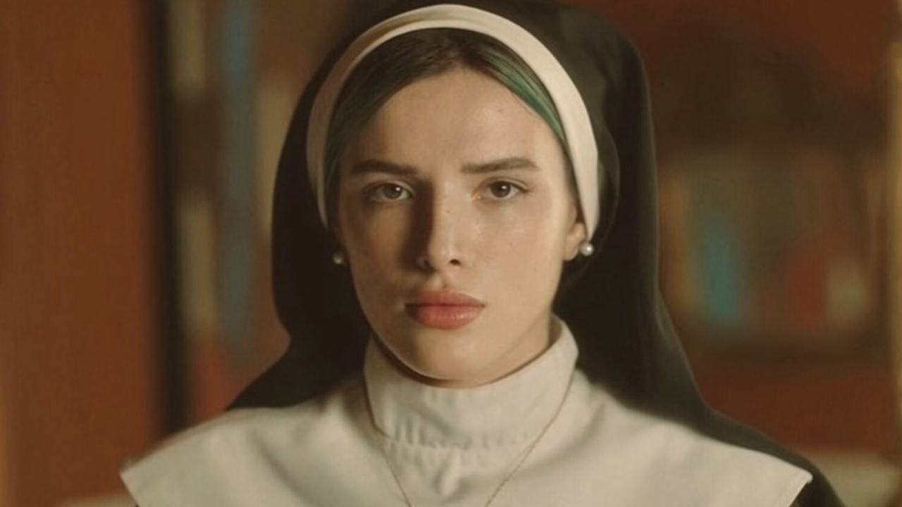 Bella Thorne als gewelddadige non in trailer misdaadthriller 'Habit'