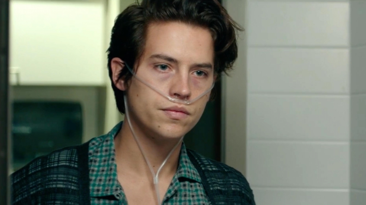 Cole Sprouse pest tienermeisjes met foto van zijn knappe vriendin