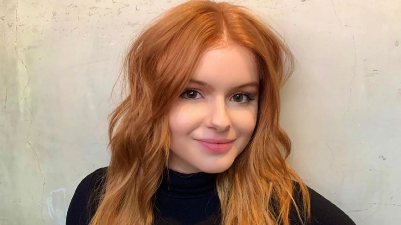 Blonde Ariel Winter geeft opzettelijk inkijk in haar flinke boezem