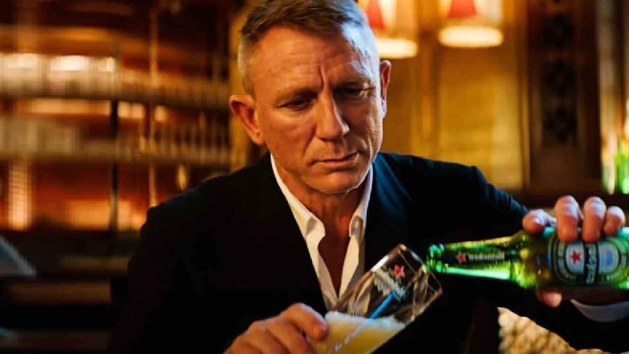 Heineken commercial 'No Time To Die' steekt de draak met corona