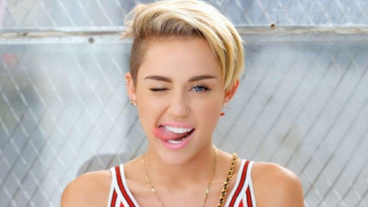 Miley Cyrus opvallend in spannend badpak