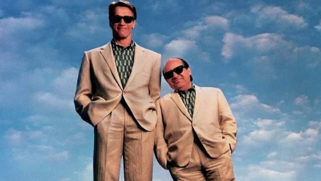 Prank Arnold Schwarzenegger bij Danny DeVito mislukt op eerste setvideo 'Triplets'