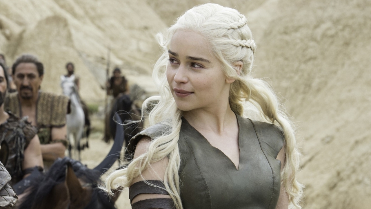 Megaslanke Emilia Clarke in heerlijk zomers jurkje op Insta-foto