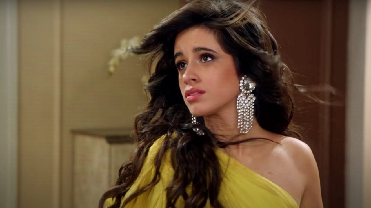 Camila Cabello rondt haar achterwerk in de vrije natuur op Insta