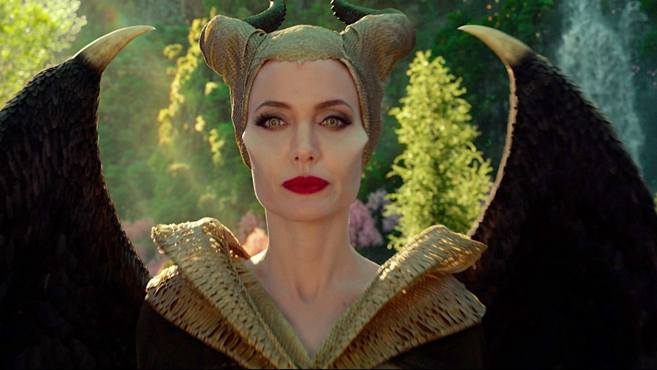 Bijzondere beelden: Angelina Jolie als giraffe