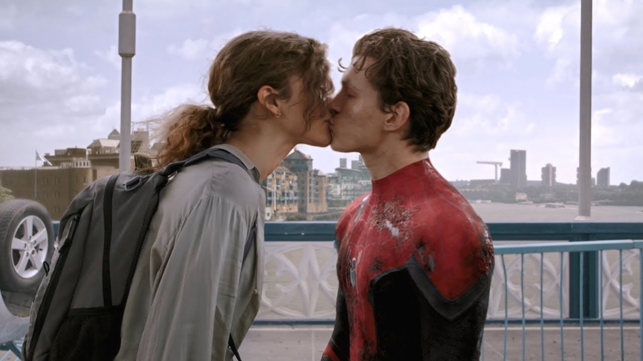 Tom Holland zit zijn 'Spider-Man'-vriendin Zendaya flink te zoenen achter het stuur