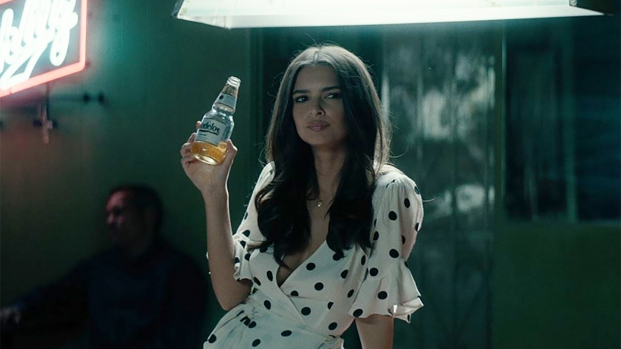 Instagram maakt zich zorgen: Emily Ratajkowski heeft een wel héél dun buikje