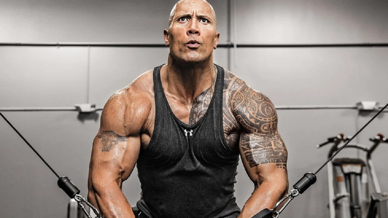 13-jarige Dwayne Johnson poseert bij standbeeld van Rocky Balboa