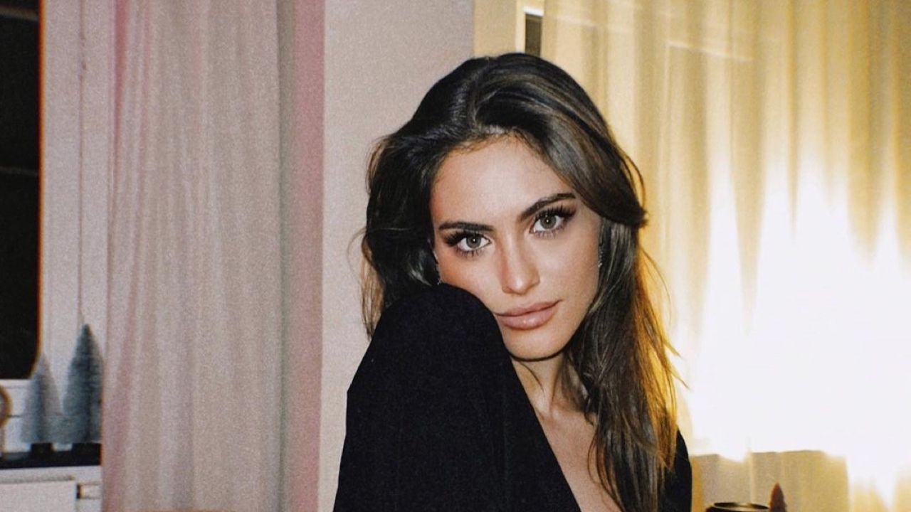 Yasmin Karssing ligt er weer verleidelijk bij op vakantiefoto's