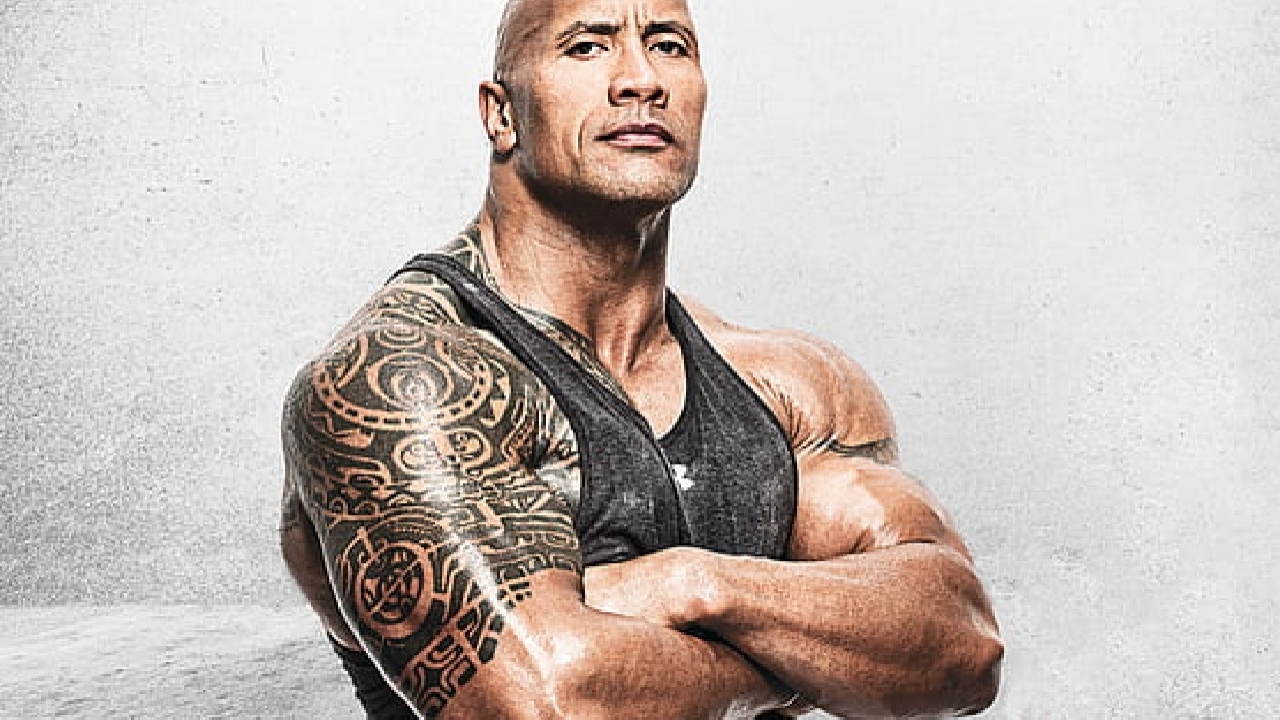 Dwayne Johnson doet pull-ups met 50 kilo zware scheepsketting om zijn nek