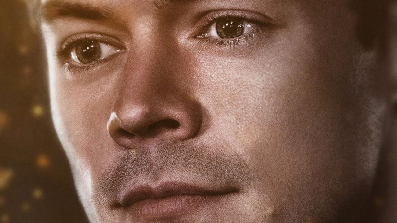 Marvel-acteur Harry Styles 'rolt' langs de Engelse koningin in een enorm bed