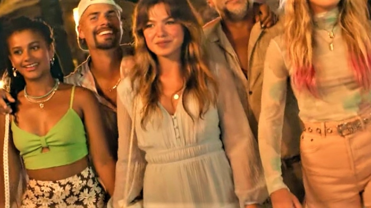 Zwoele Abbey Hoes in eerste trailer 'Costa!!'