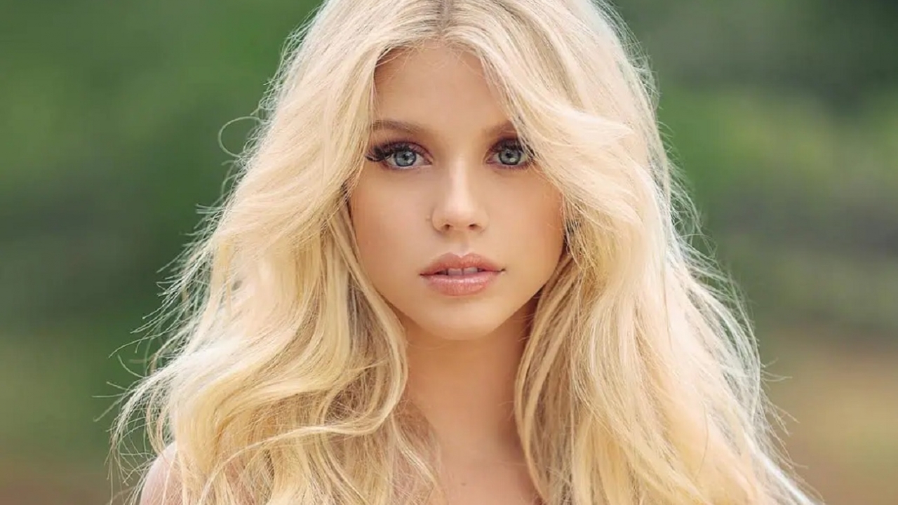 Blondine Kaylyn Slevin showt haar enorme boezem op TikTok-video