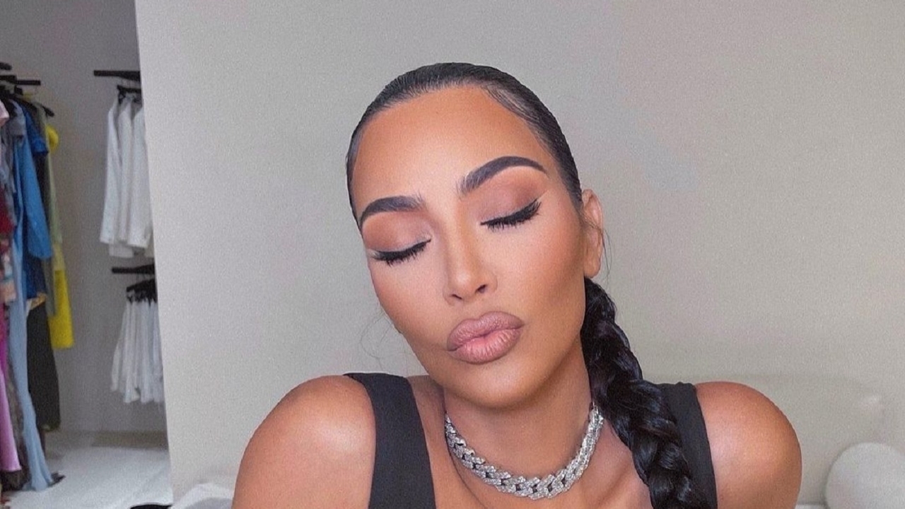 Boezem Kim Kardashian knalt bijna uit haar opvallend outfit