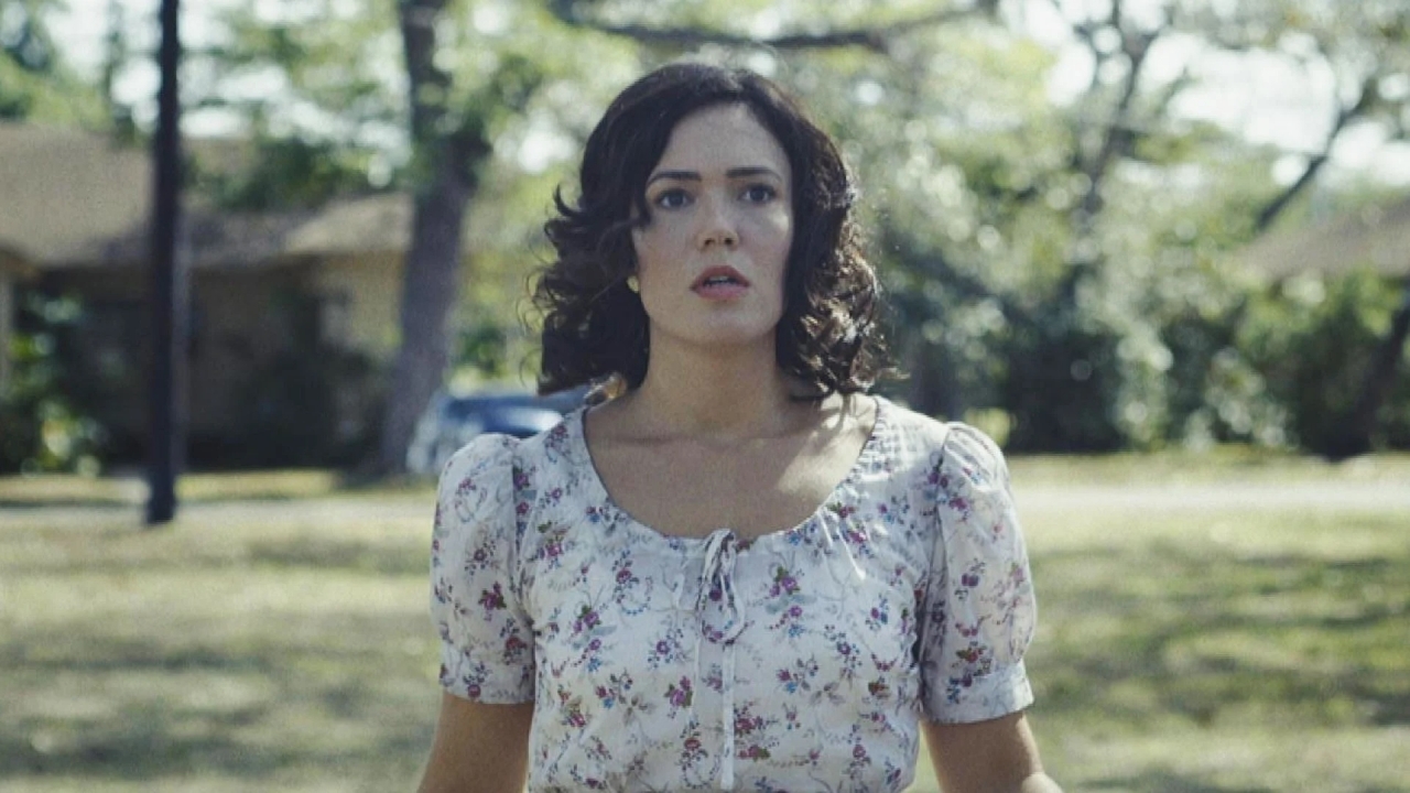 Je wilt spontaan baby worden als je ziet hoe Mandy Moore bukt om een speen op te rapen