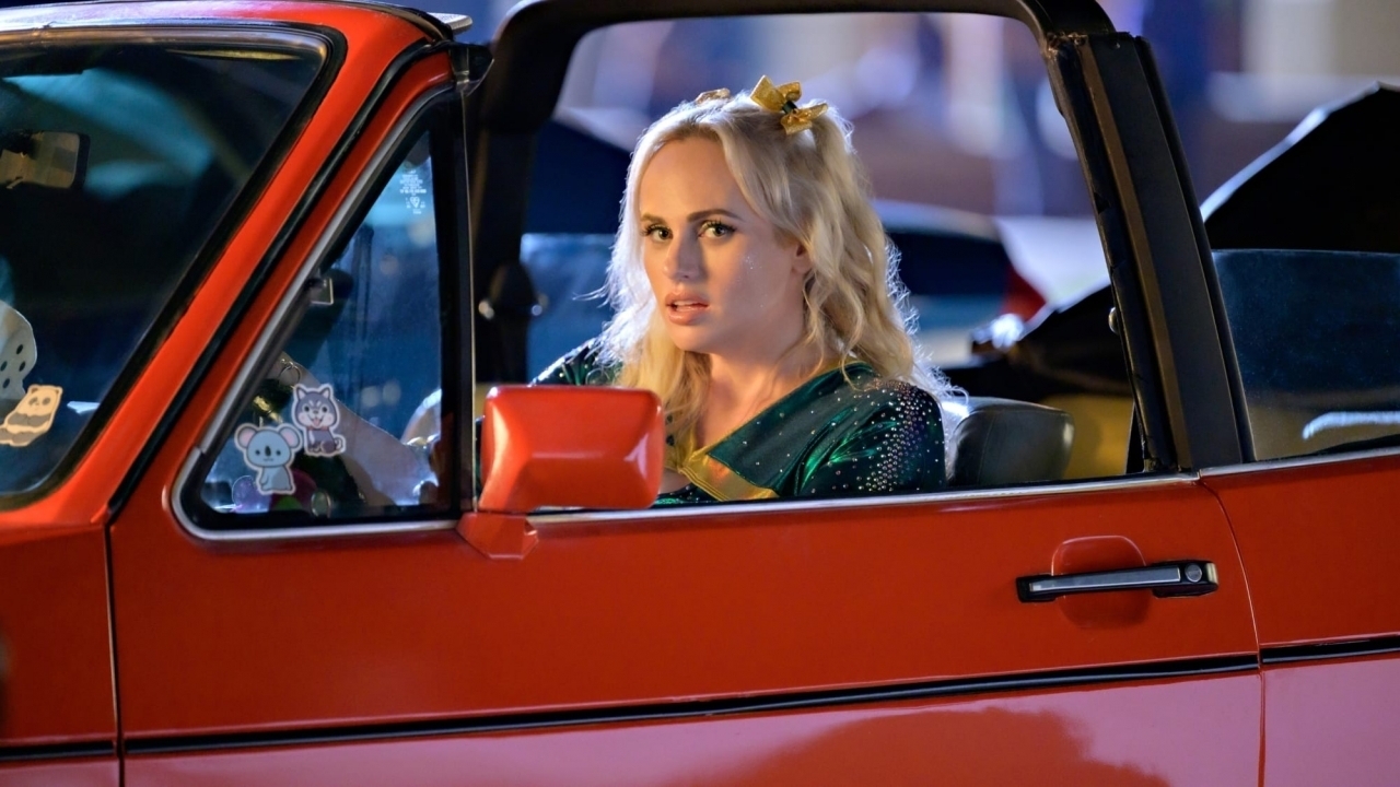 Flink afgevallen Rebel Wilson strak en stralend op nieuwe foto