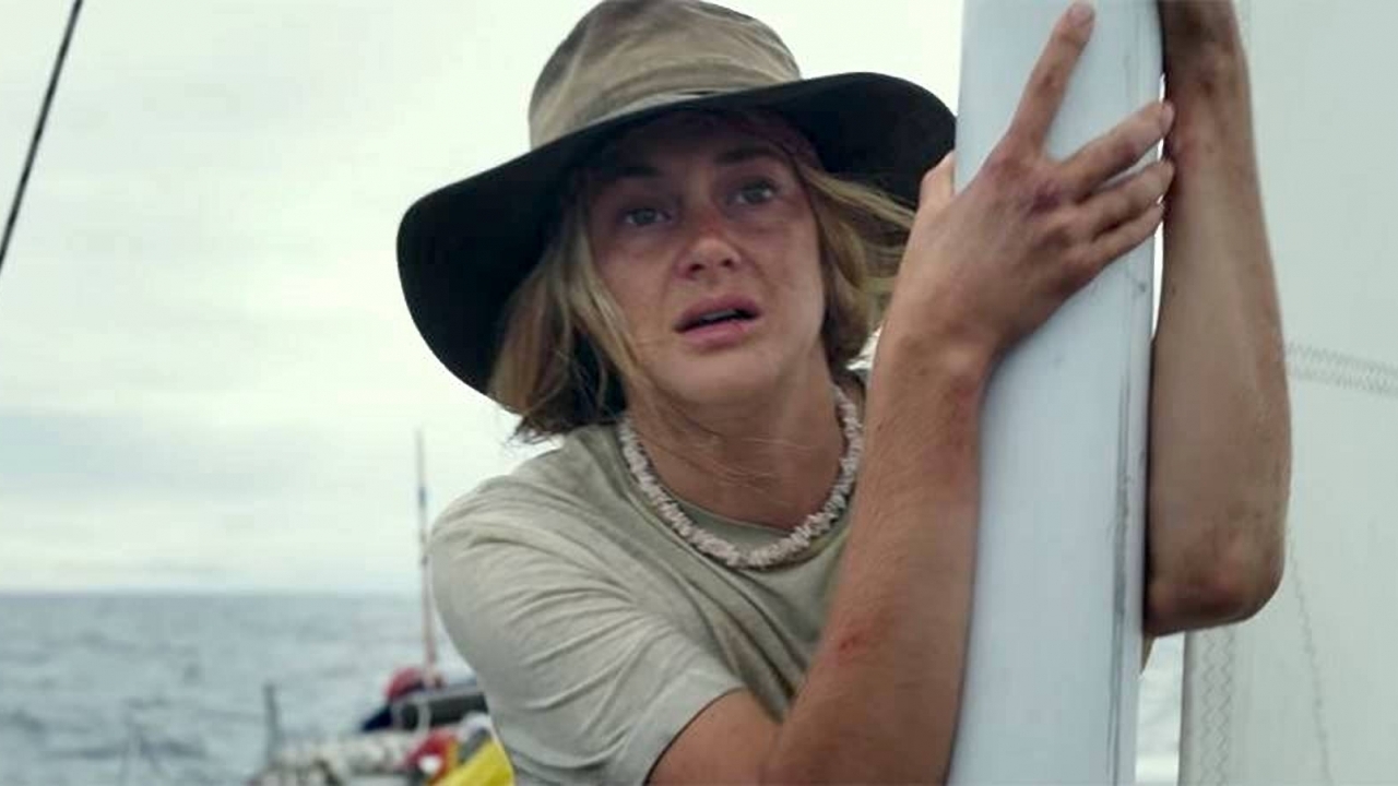 Shailene Woodley doet heel intiem op vol terras