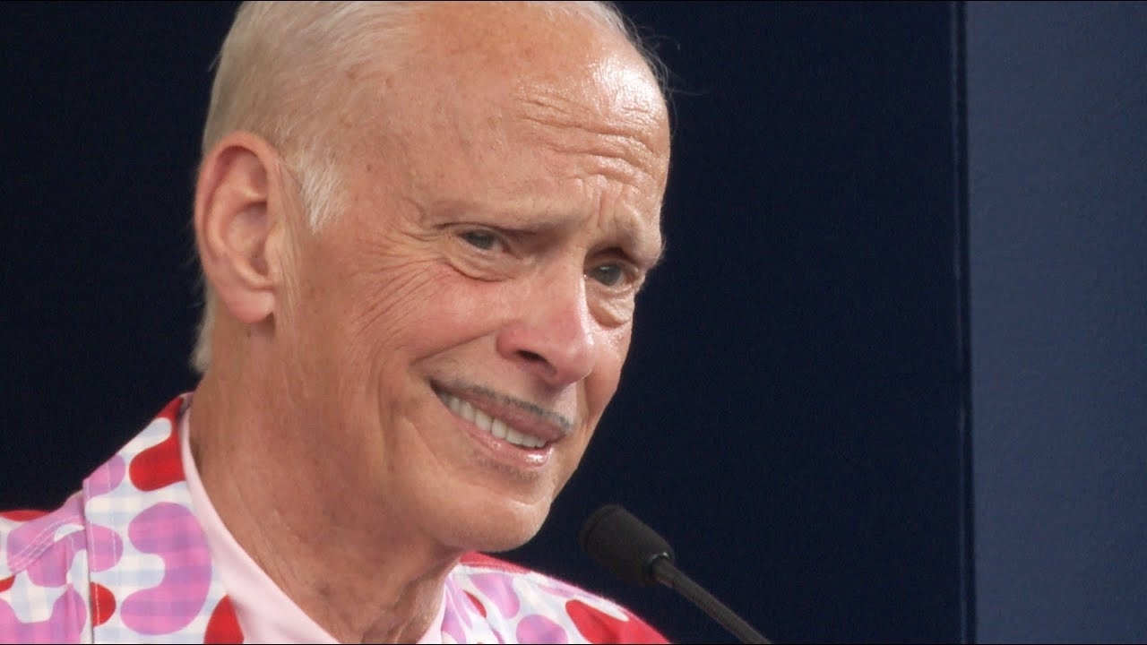 Iconische John Waters wil J.K. Rowling cancelen maar neemt het op voor Johnny Depp
