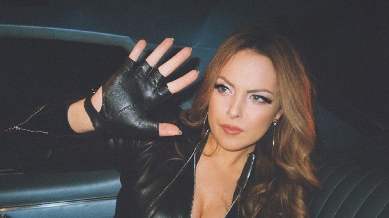 Elizabeth Gillies in jurkje met een decolleté waar je u tegen zegt