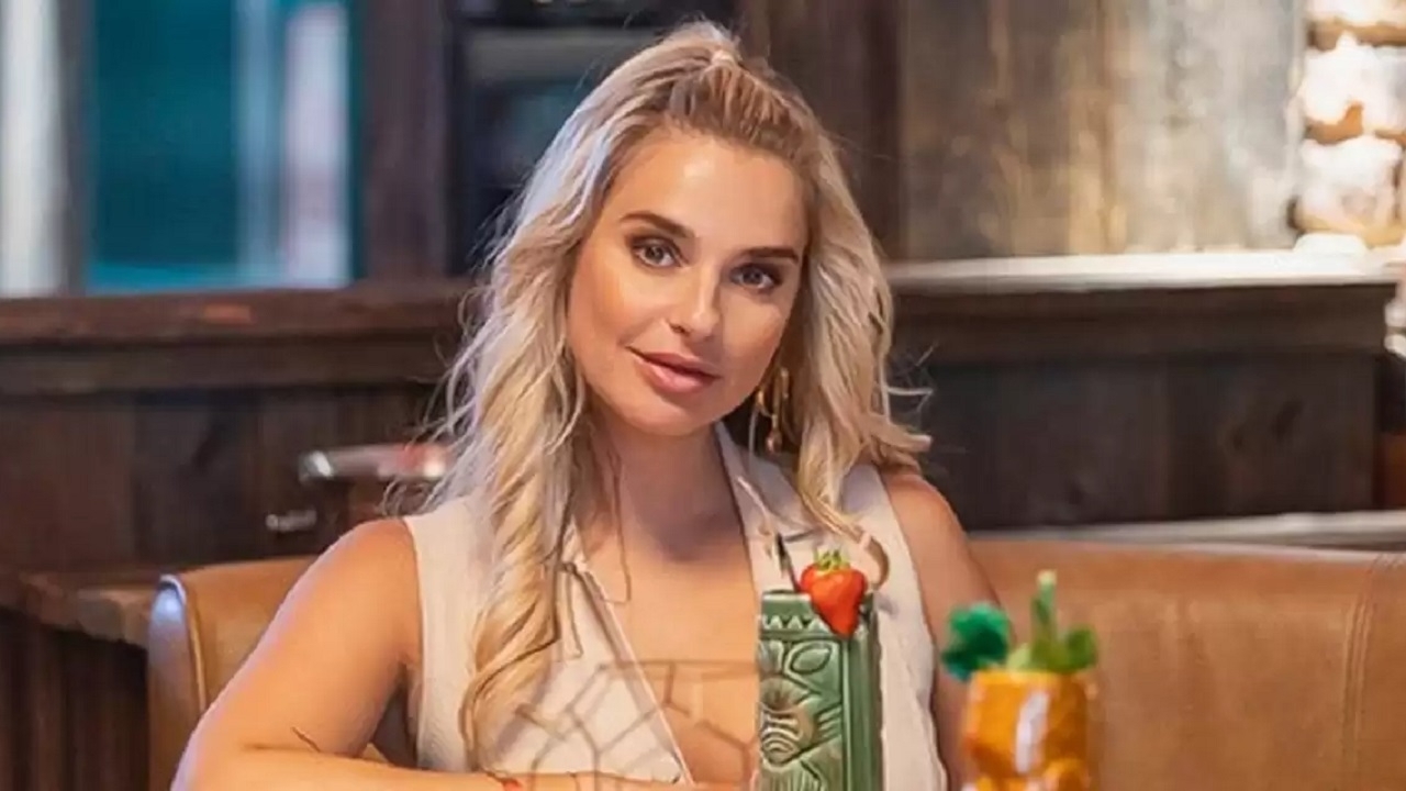Gaby Blaaser wil de nadruk leggen op haar proteïne-shake (maar leidt zelf teveel af)