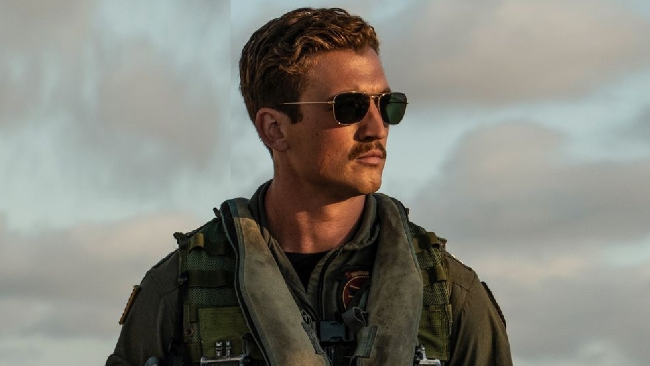 Besnorde Miles Teller is klaar voor wat actie op nieuwe foto 'Top Gun: Maverick'