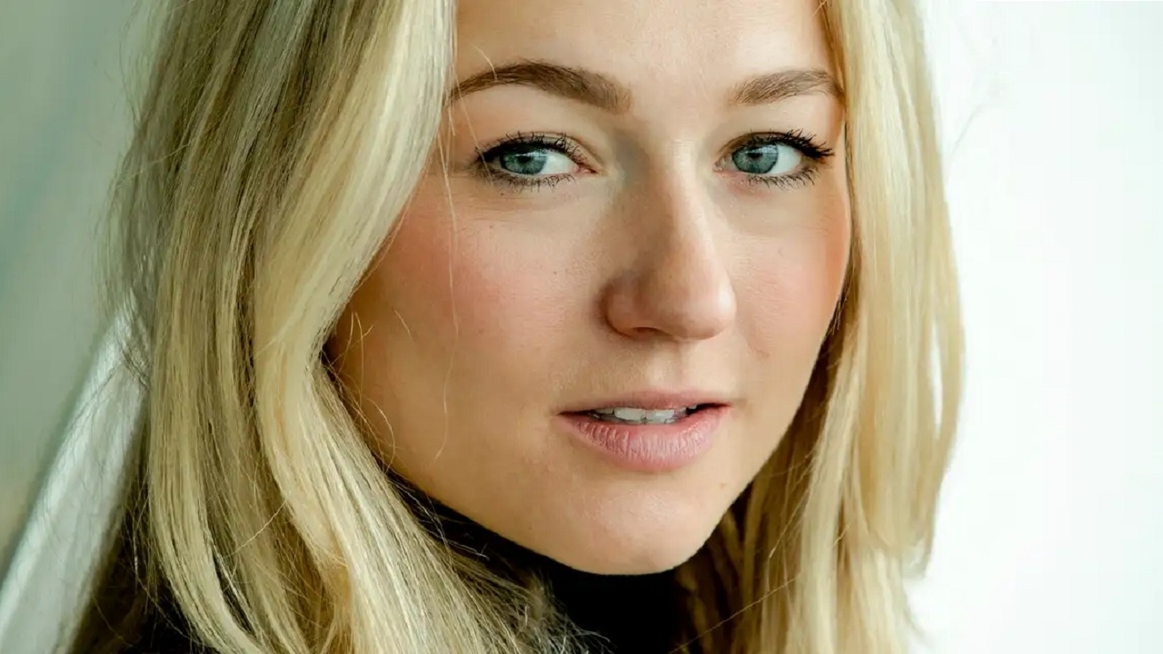 Actrice Carolien Spoor laat je hart sneller kloppen met prachtige blik