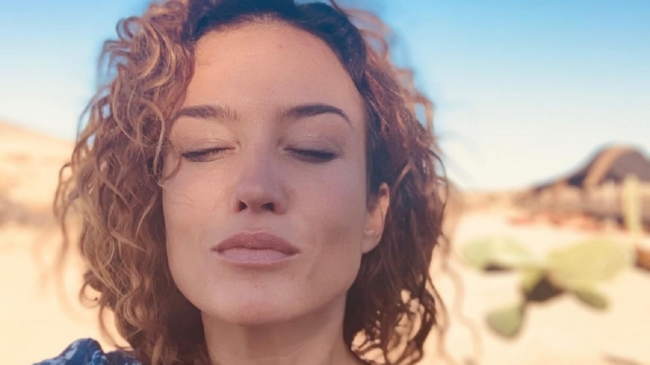 Katja Schuurman op zwoele foto voelt zich lekker in jurkje