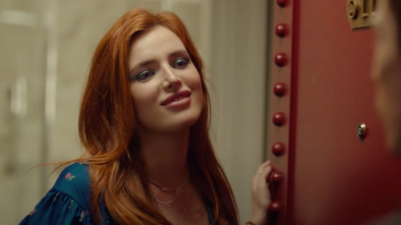 Staat Bella Thorne nu compleet in haar nakie in de bioscoop?