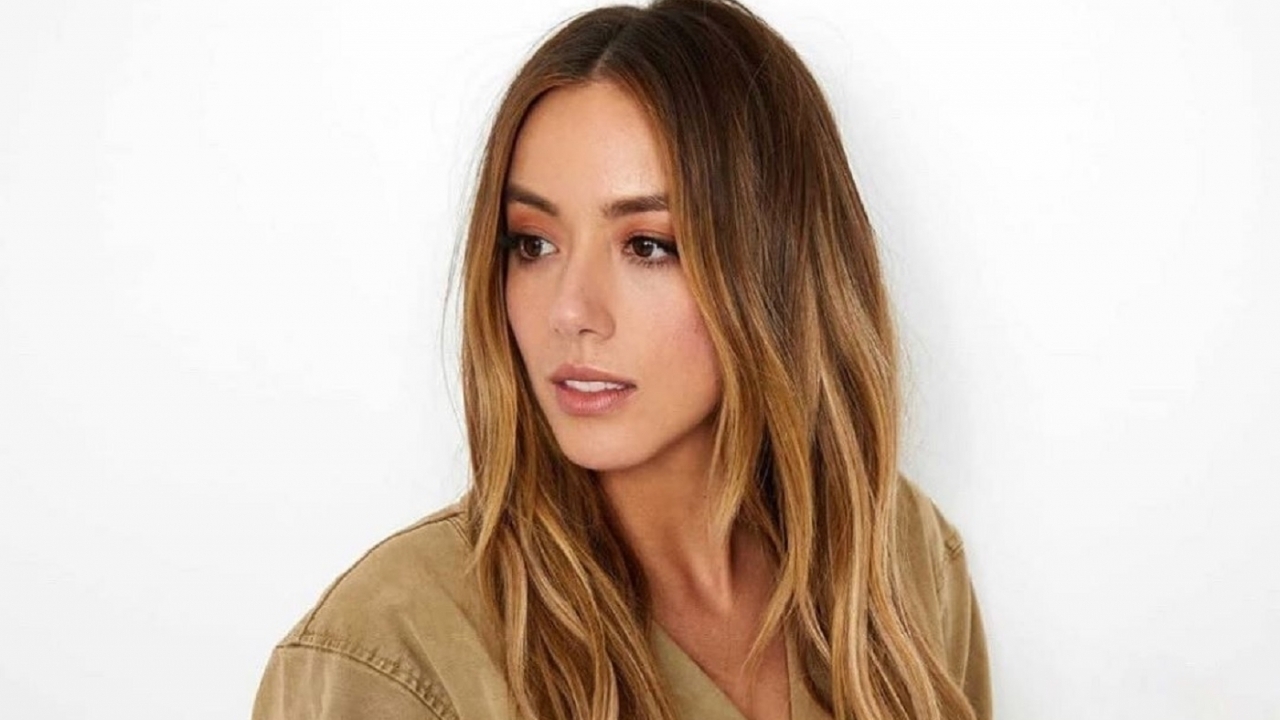 Marvel-actrice Chloe Bennet ligt in minuscule bikini op het strand