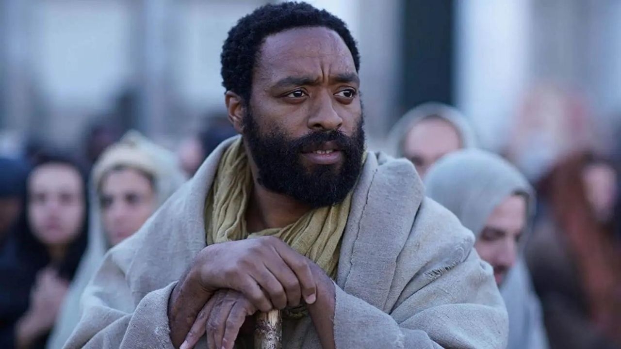 Chiwetel Ejiofor spreekt zich uit over het auto-ongeluk waarin hij zijn vader verloor