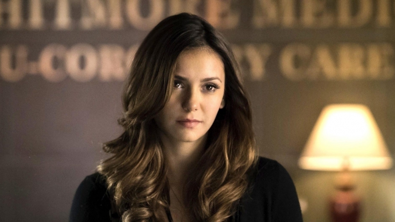 Kletsnatte Nina Dobrev ligt languit in het zwembad op Insta-foto's