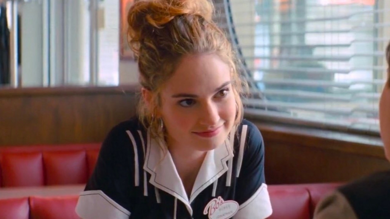 Lily James in uiterst zwoel jurkje op Insta-foto's