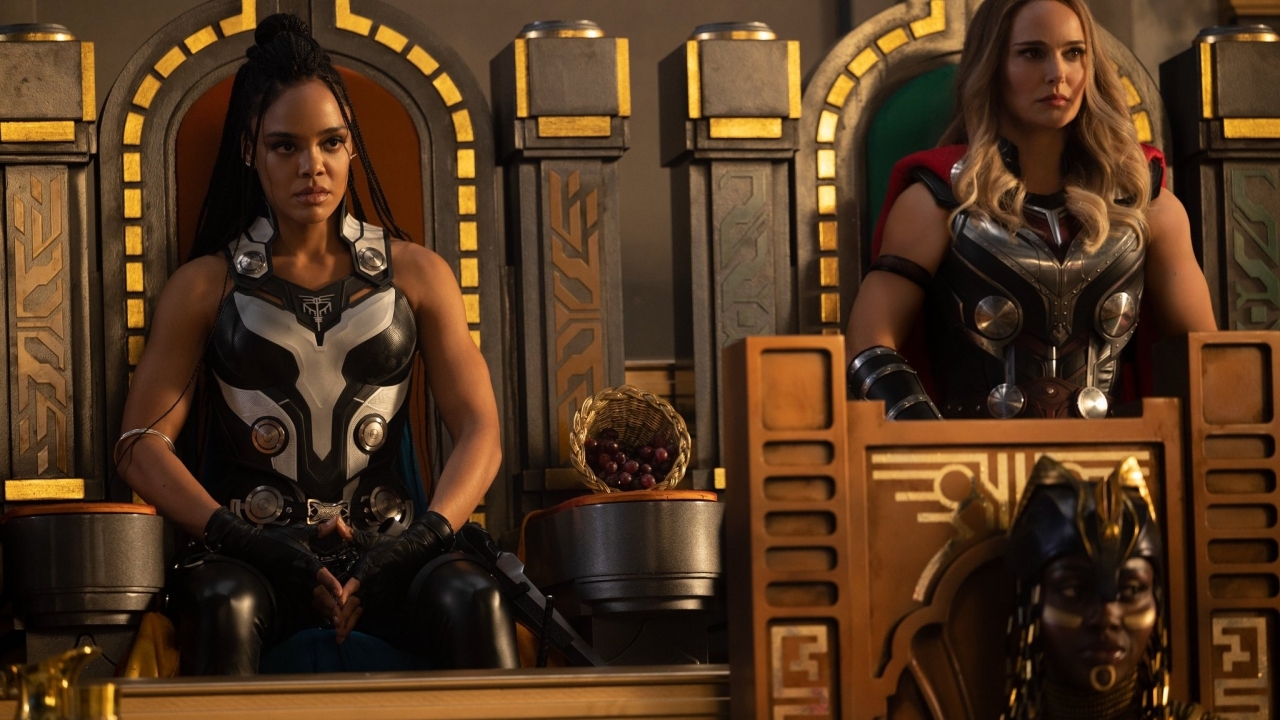 Natalie Portman als The Mighty Thor op foto 'Thor: Love and Thunder'