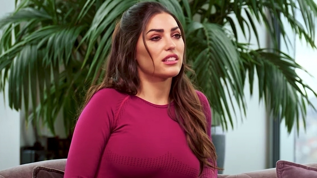 Innige Yolanthe Cabau lekker in pyjama op de bank op Insta-foto