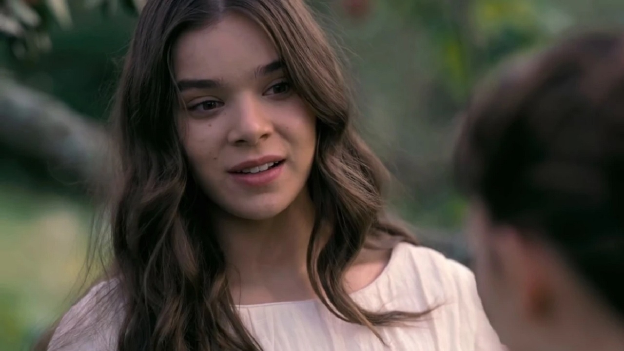 Uitdagende Hailee Steinfeld ligt in visnet-jurkje in het zwembad