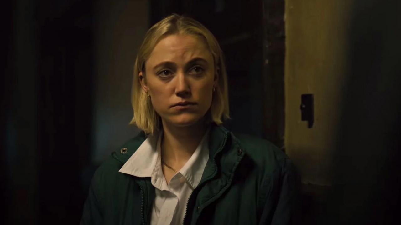 Exclusieve clip 'Watcher': Maika Monroe (It-Follows) verstopt zich voor stalker