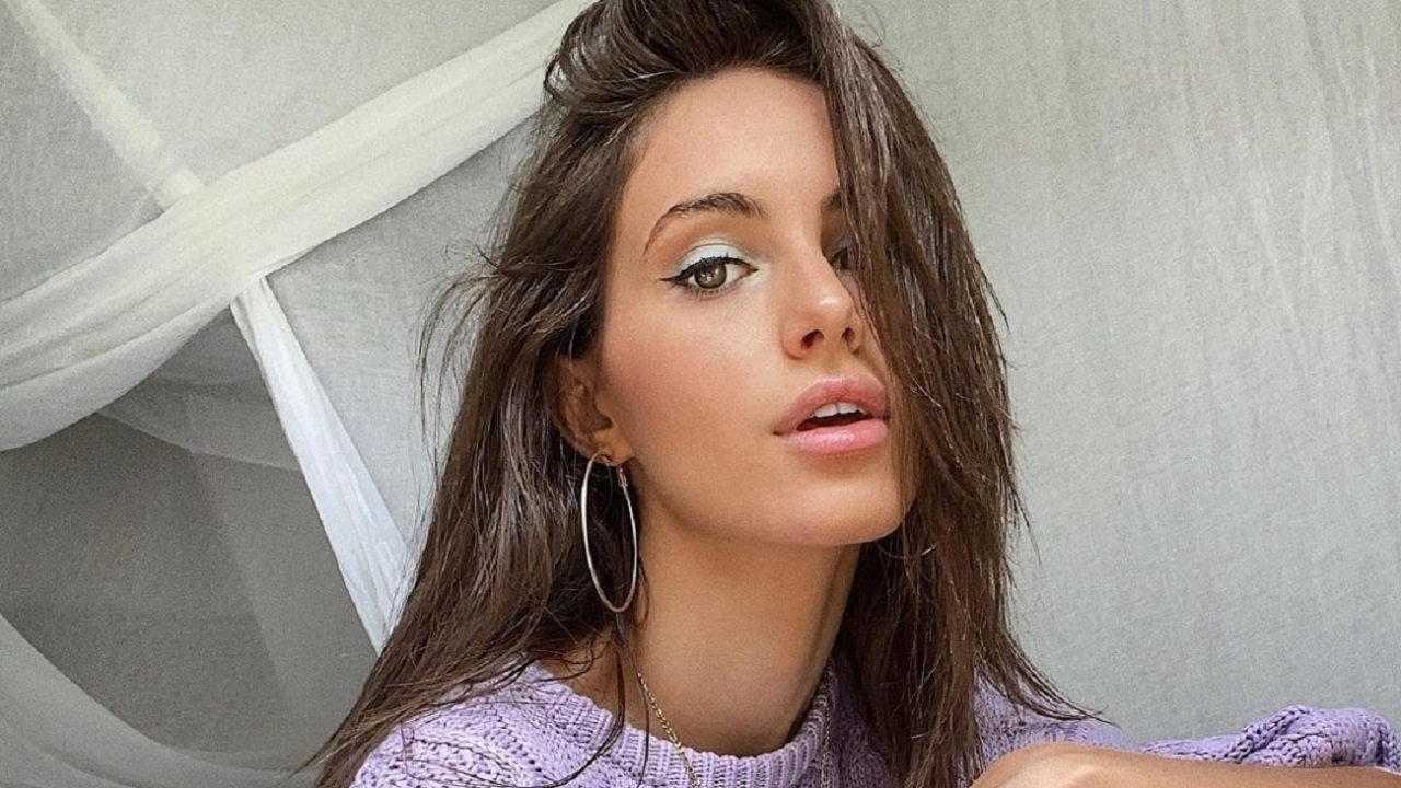 Yasmin Karssing nagenoeg uit de kleren op Insta-foto's