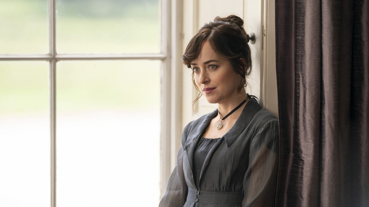 Ben ik hier wel uitgenodigd, vraagt Dakota Johnson zich af als partycrasher